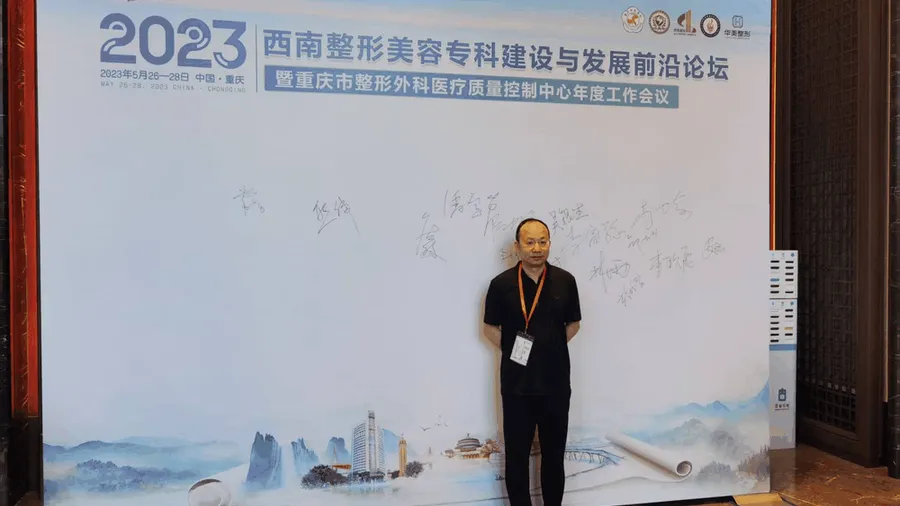 眼睛睁不大,多是三种情况:上睑下垂是抬眼皮的肌肉没力,眼皮松是皮肤多了,肿泡眼是脂肪多了,只有上睑下垂要动提肌本身。下文先讲怎么区分,再讲重庆当代整形怎么做。