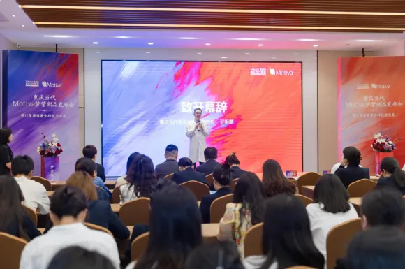 2025年4月15日,由重庆当代与Establishment Labs旗下品牌Motiva联合主办的“Motiva梦萦新品发布会暨12星座傲蜜女神蜕变实鉴”在重庆当代整形国际会议厅隆重举行。本次会议盛邀当代整形硕博领衔的胸部整形专家团、Motiva品牌方代表出席,并邀请30余位合作方代表、100+行业同仁莅临观礼,共同见证Motiva新品发布与前沿美胸技术分享,开启美胸领域创领