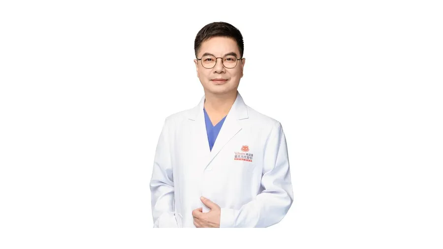 同一款玻尿酸在不同人手里效果差得远,差在方案不在材料。重庆当代整形外科医院院长牙祖蒙把判断框架归为三层:看层次、看剂量、看收手,并梳理注射失真的六个常见成因与对应的面诊判断点。