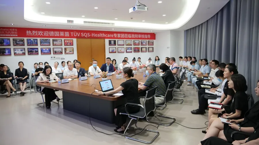 重庆当代整形外科医院通过莱茵医疗服务质量认证