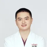 洪梁健 主治医师 · 美容皮肤（中医）科副主任 形象照